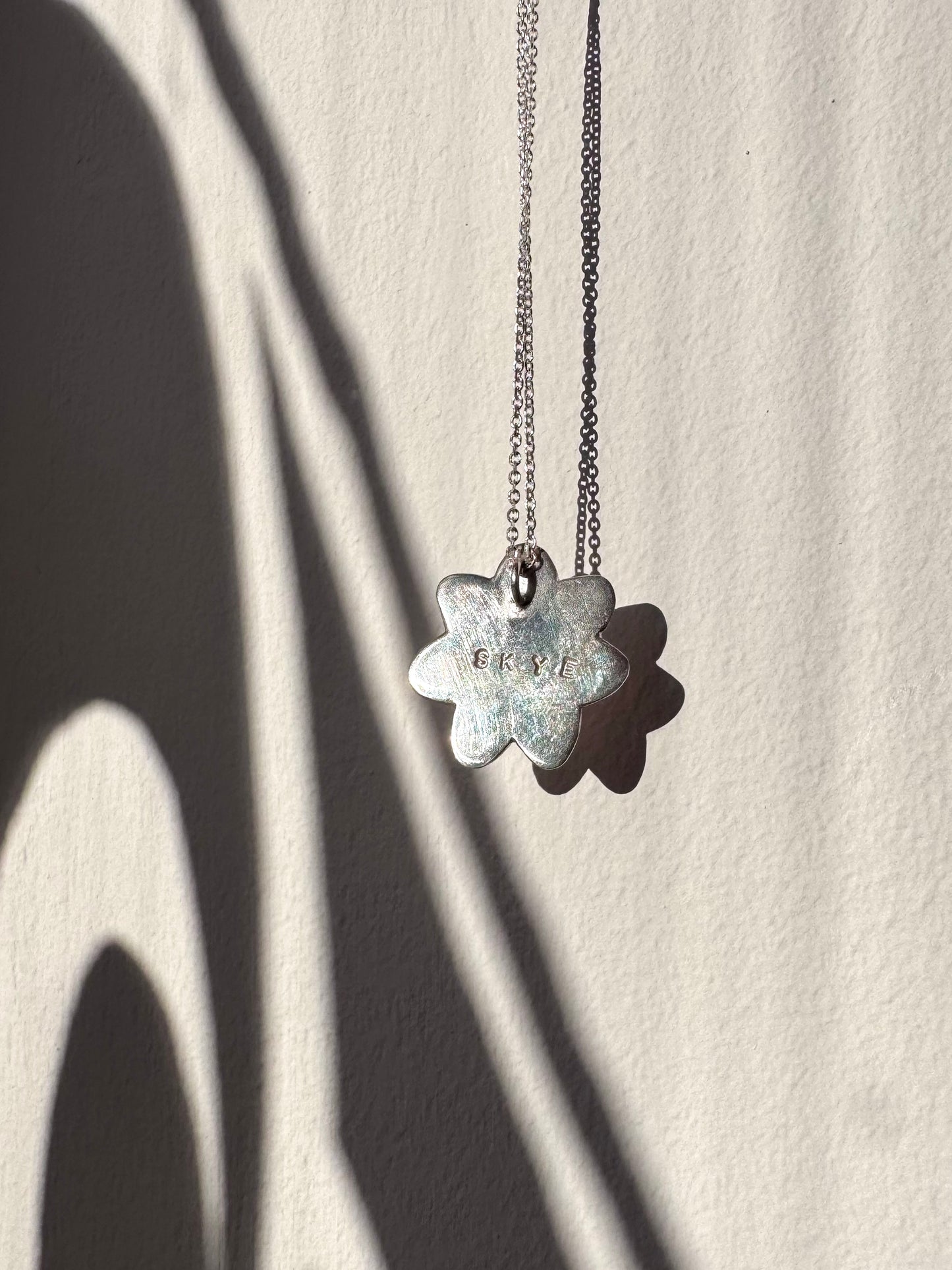 The Flower Signet Necklace - Skye in pink