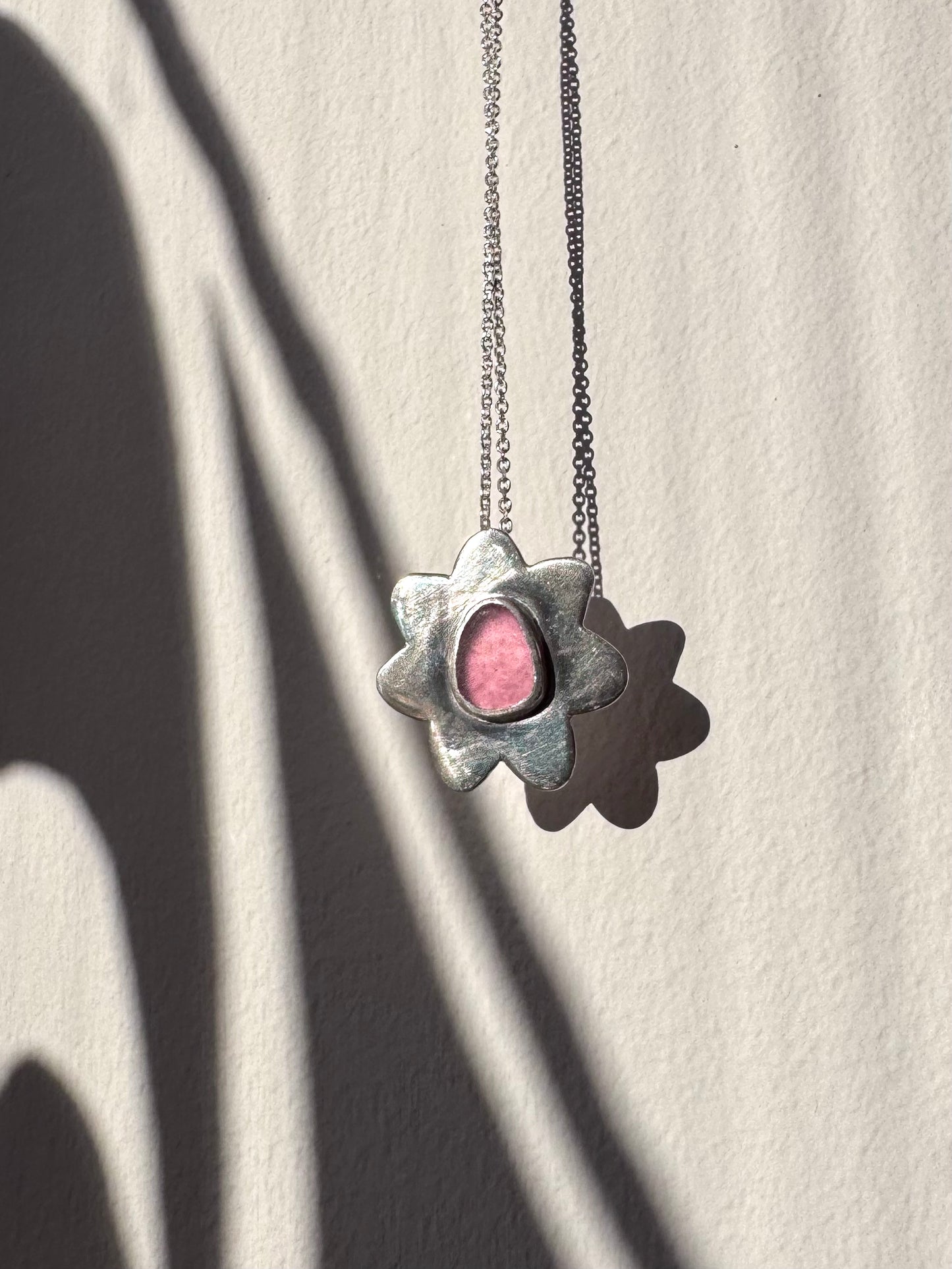 The Flower Signet Necklace - Skye in pink