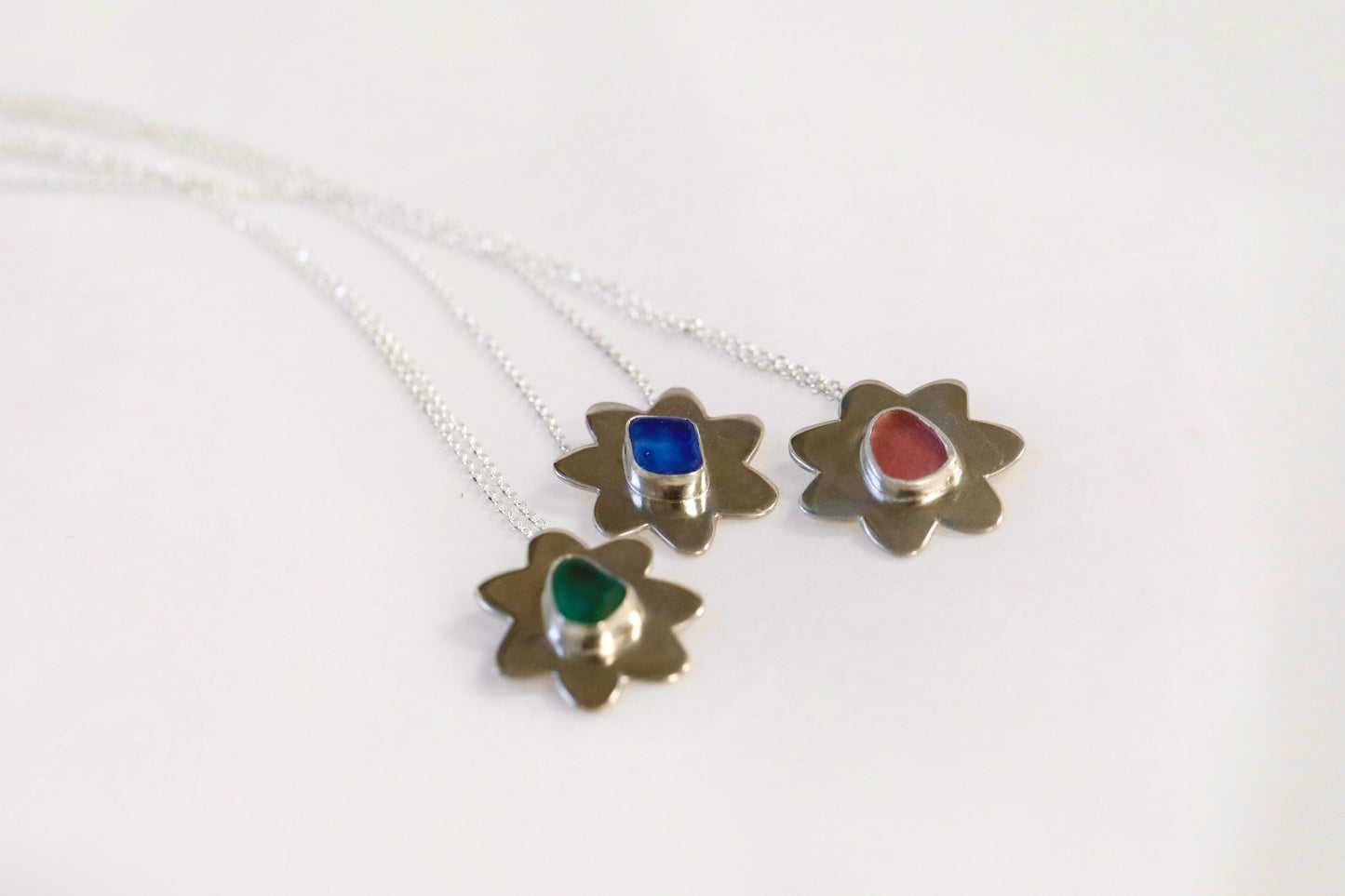 The Flower Signet Necklace - Skye in pink