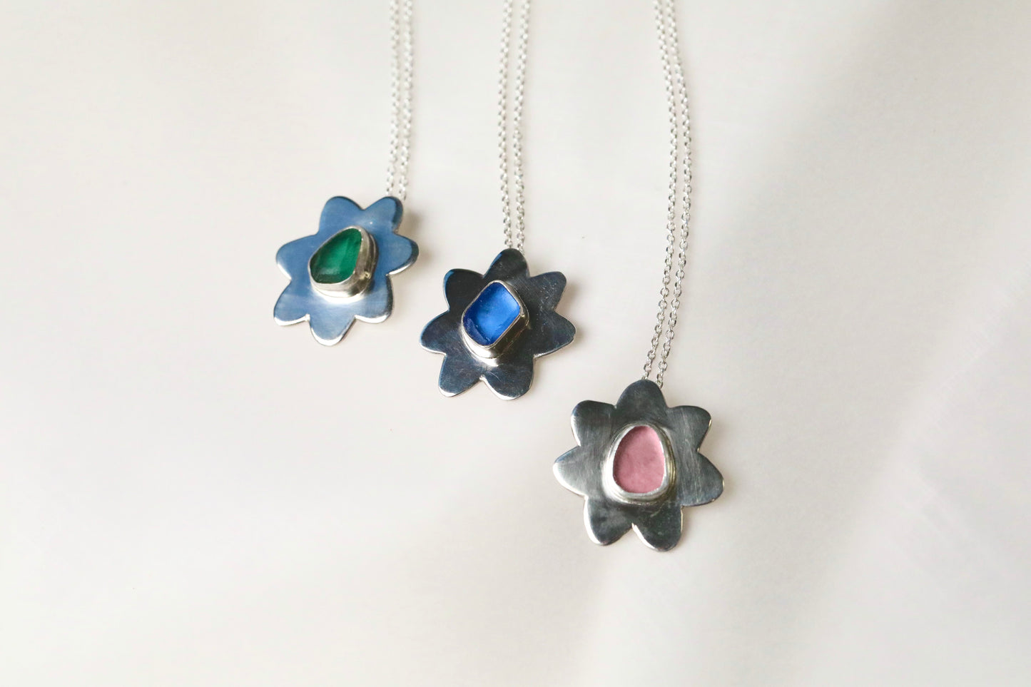 The Flower Signet Necklace - Skye in pink
