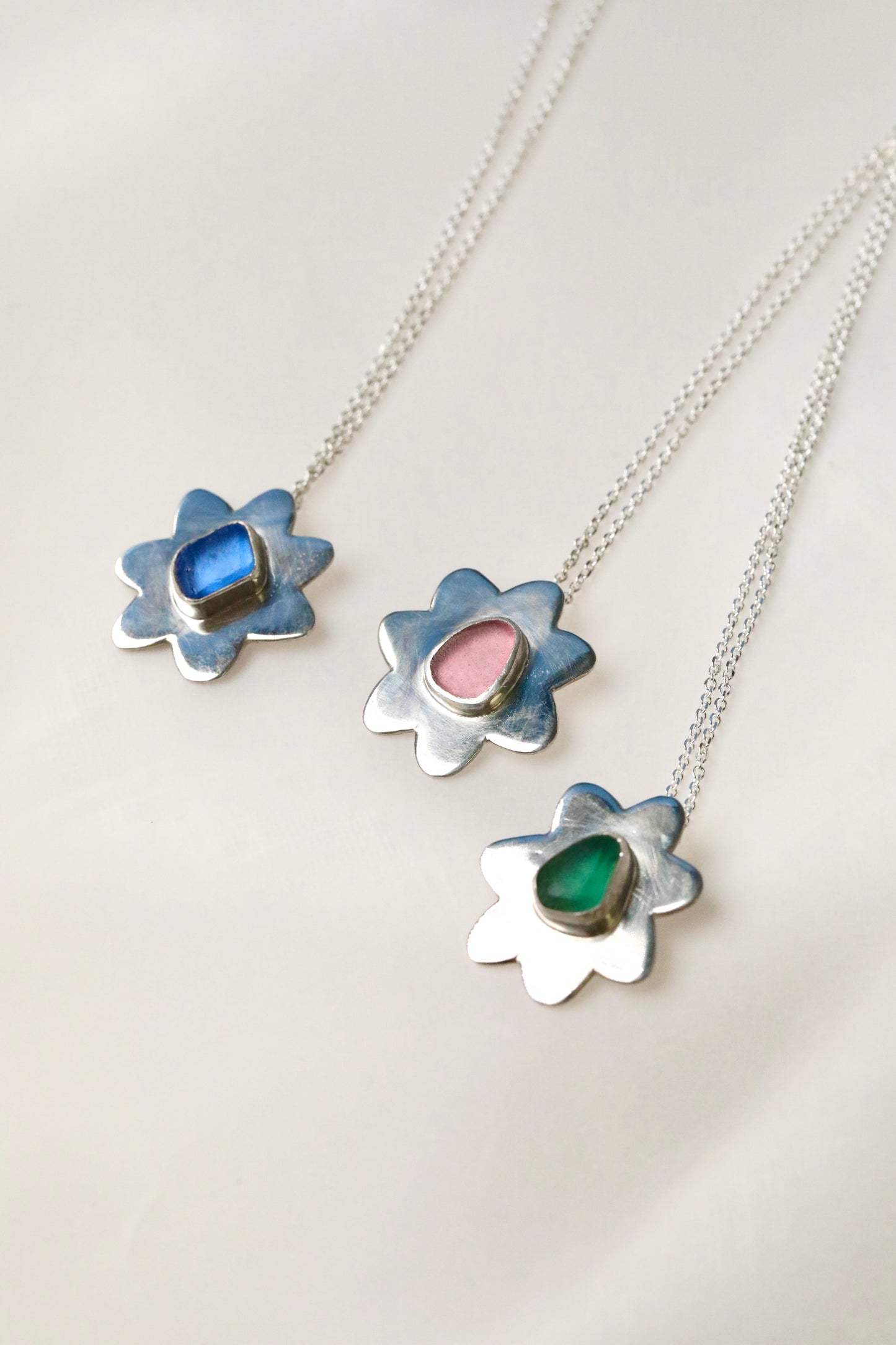 The Flower Signet Necklace - Skye in pink