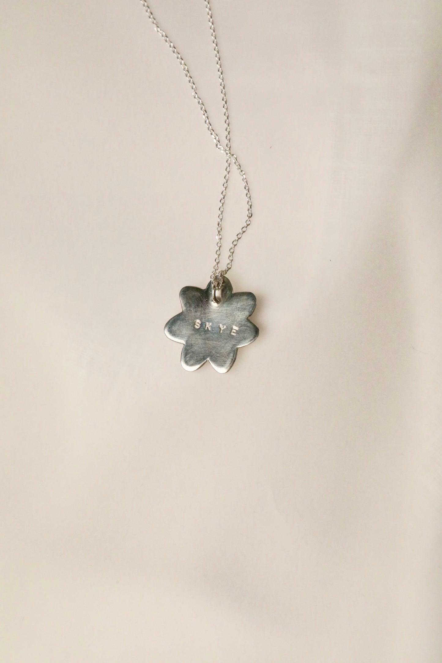 The Flower Signet Necklace - Skye in pink