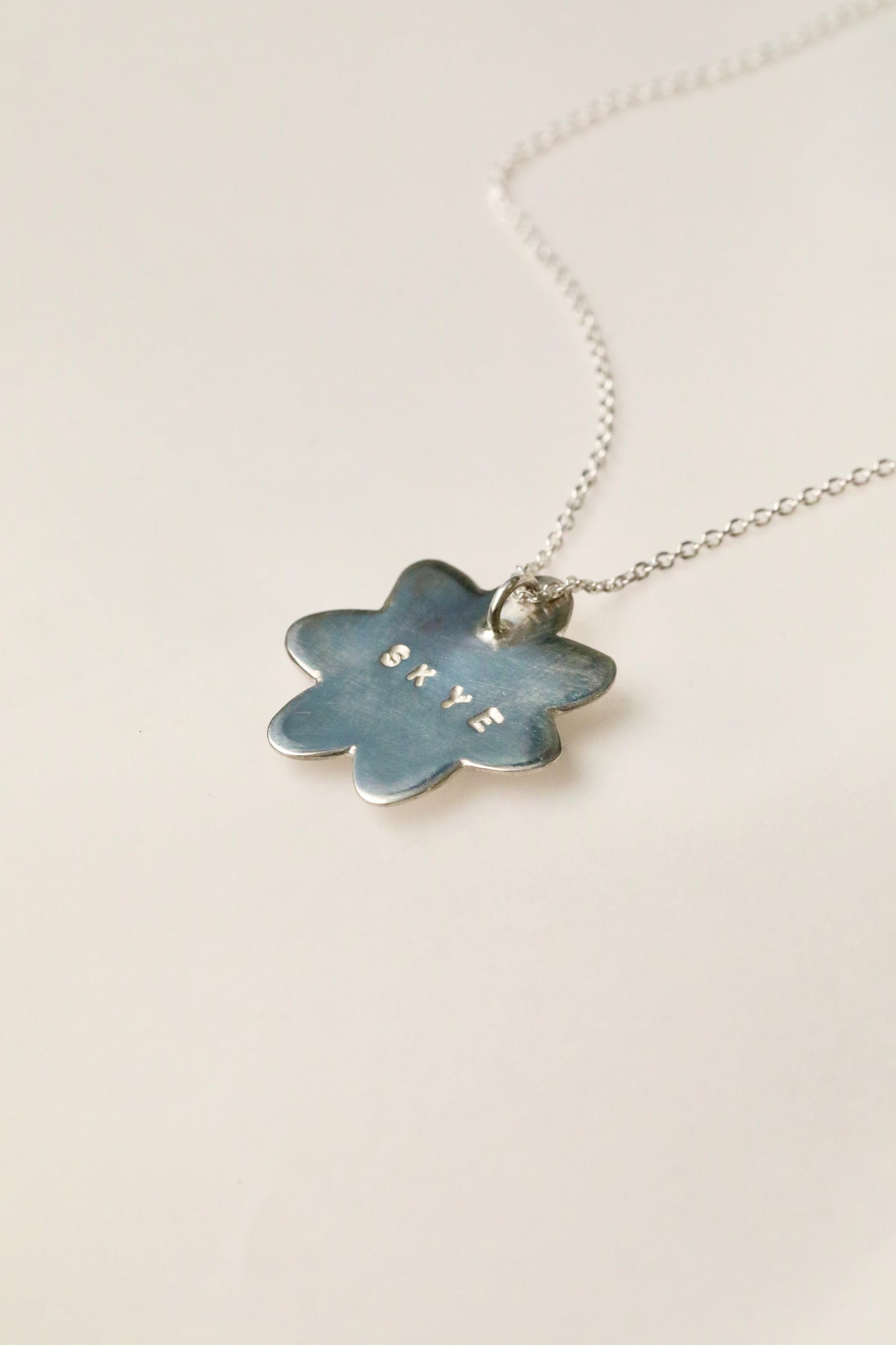 The Flower Signet Necklace - Skye in pink