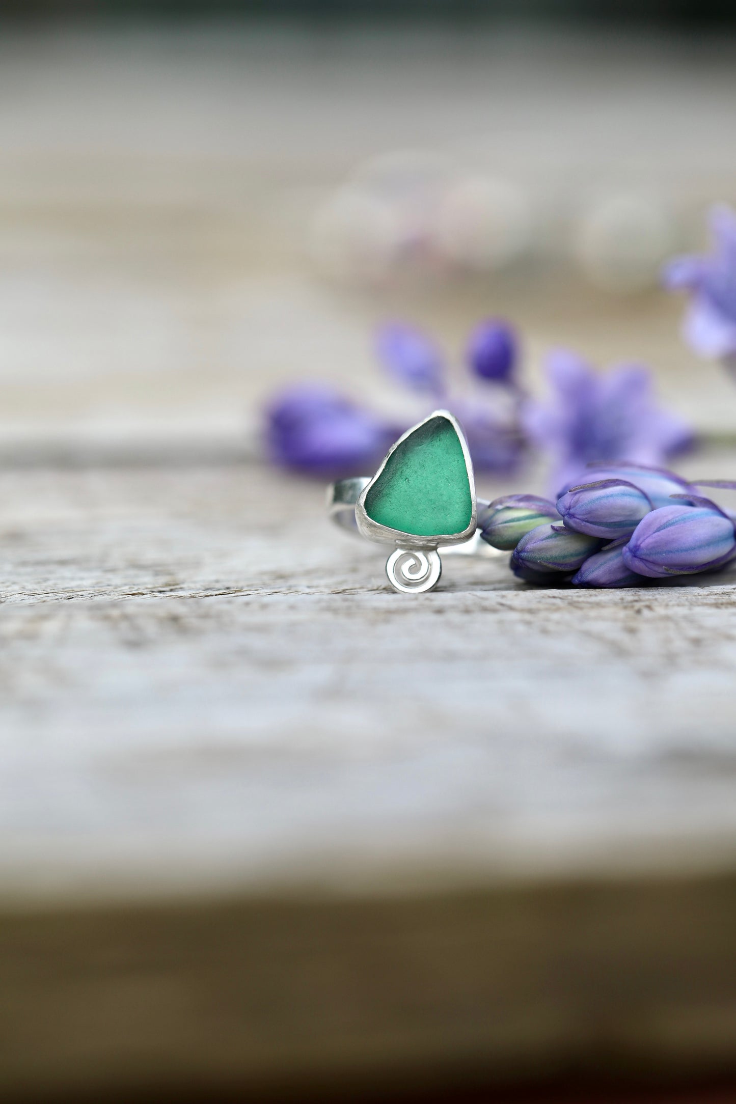 ARRAN Emerald green swirl silver ring - size O 1/2