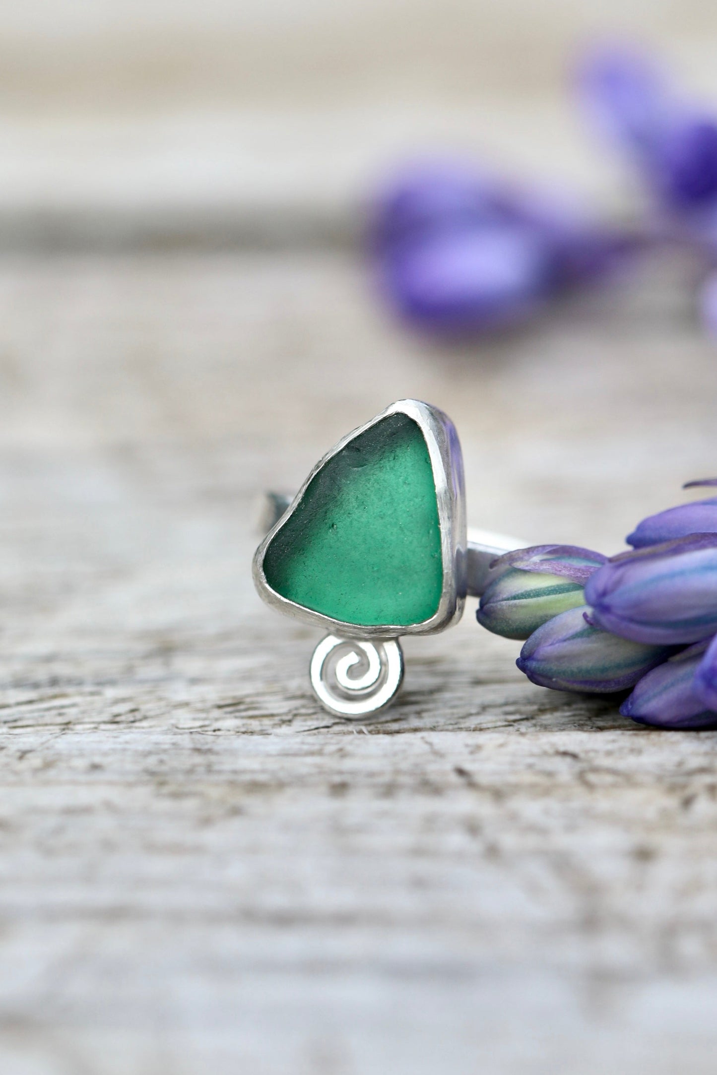 ARRAN Emerald green swirl silver ring - size O 1/2