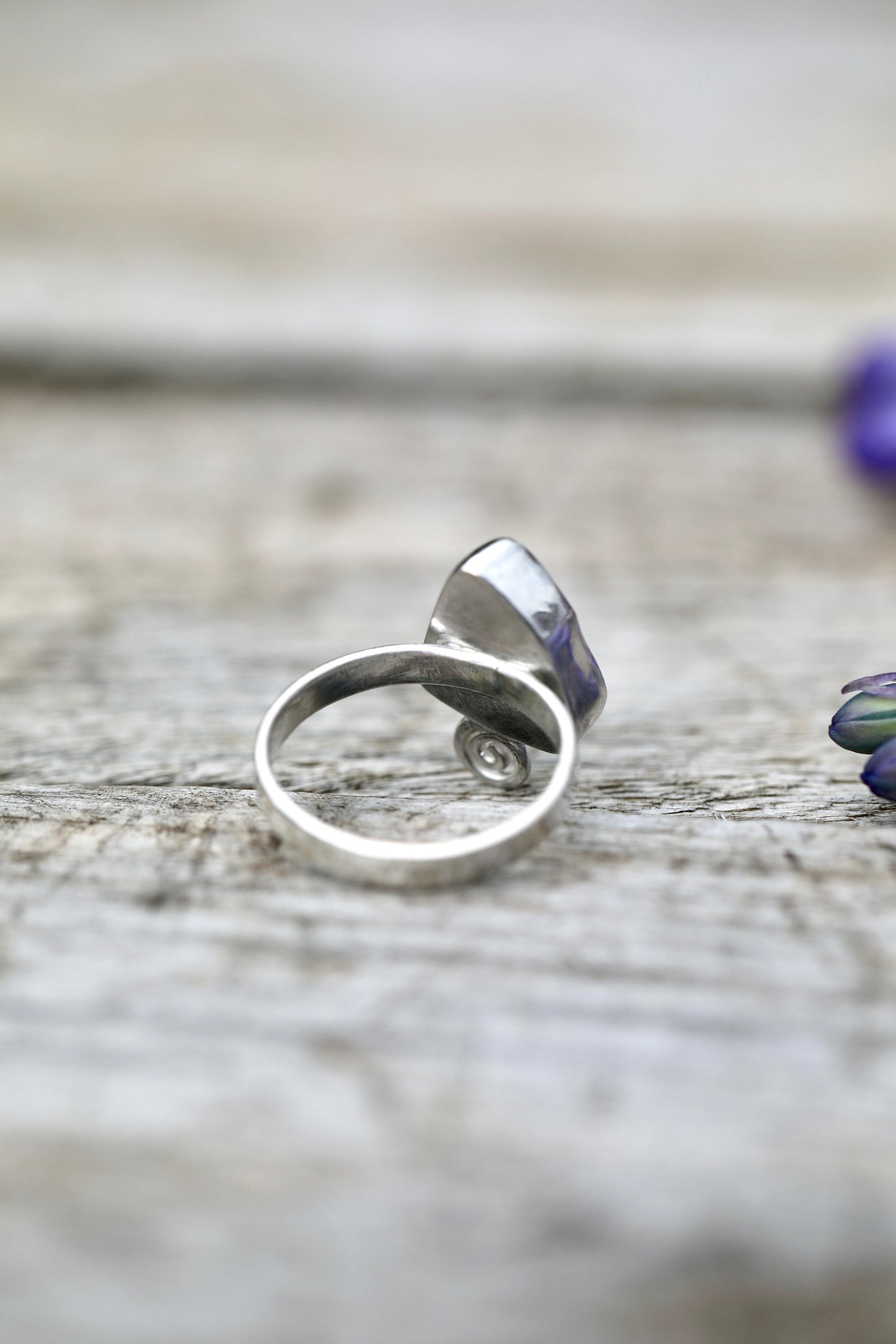 ARRAN Emerald green swirl silver ring - size O 1/2