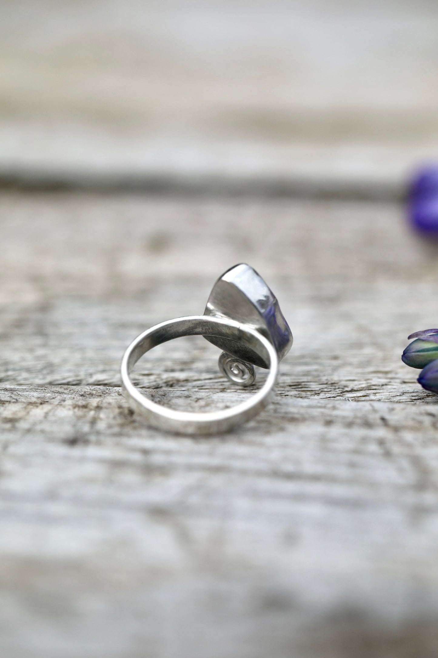 ARRAN Emerald green swirl silver ring - size O 1/2