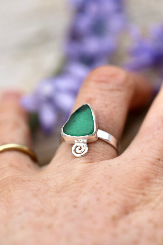 ARRAN Emerald green swirl silver ring - size O 1/2