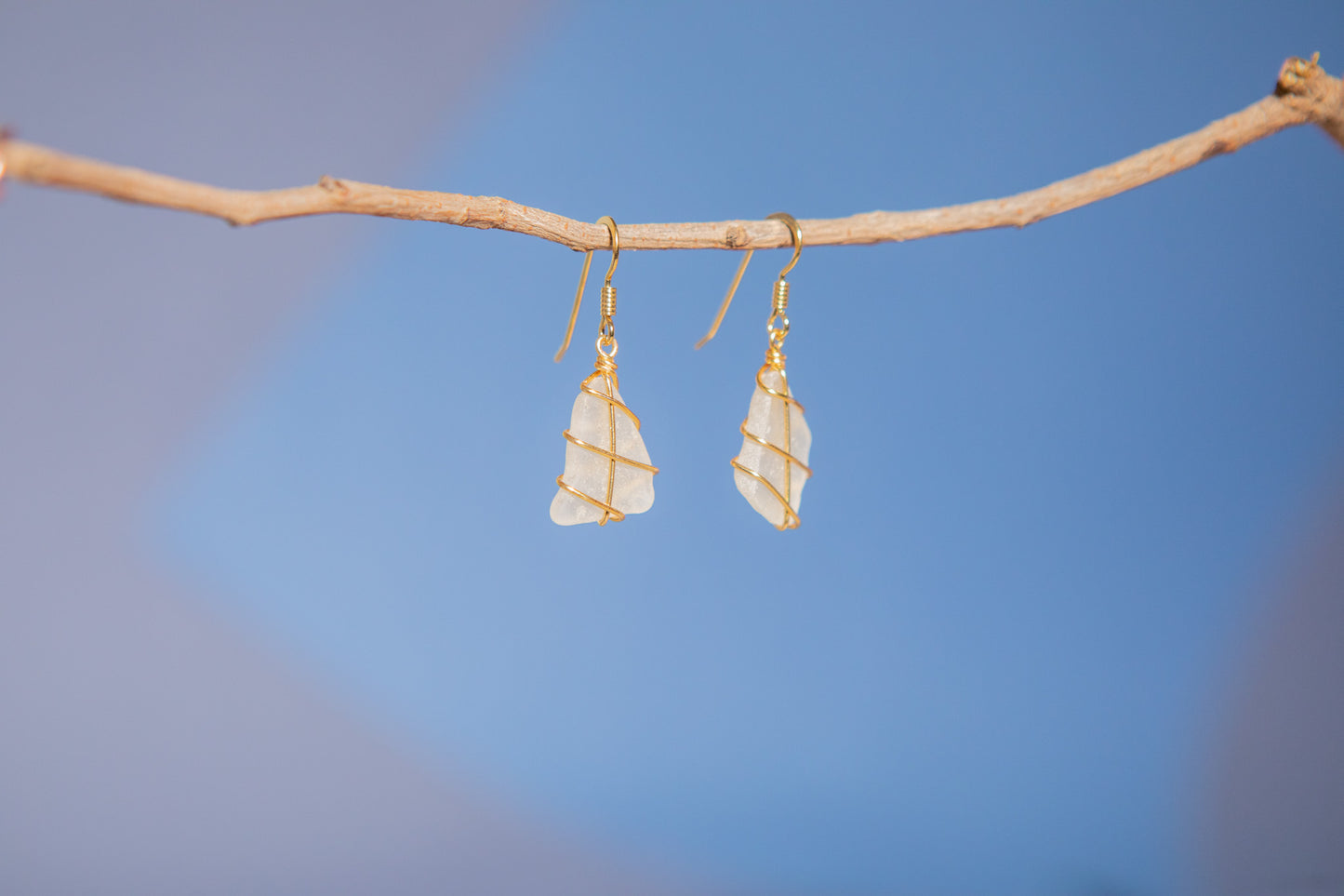 Classic gold earrings - Frosted white