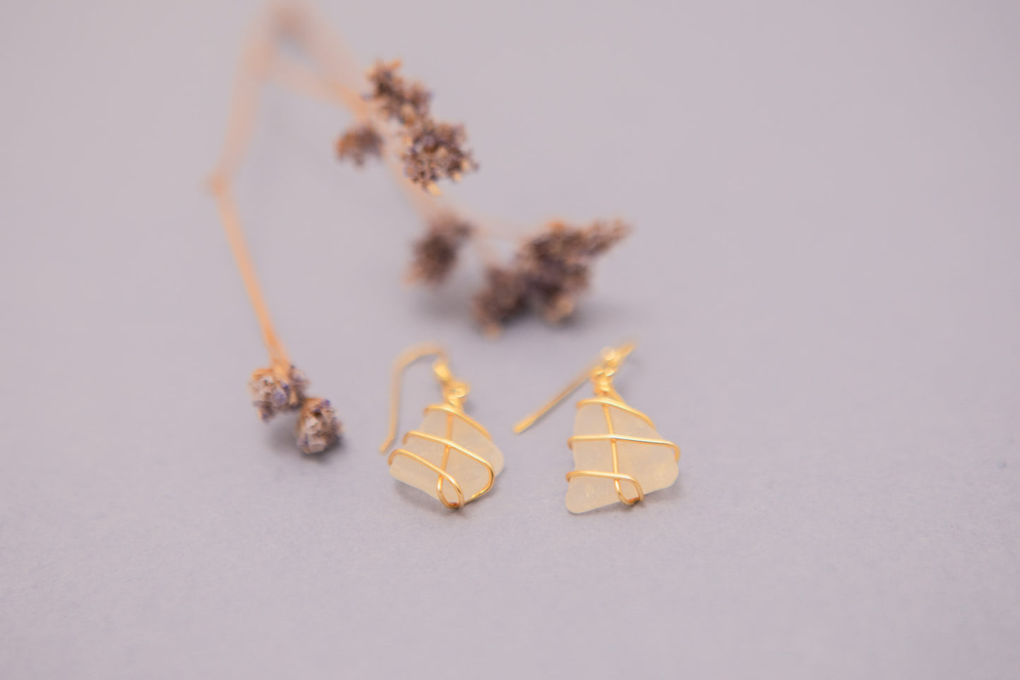 Classic gold earrings - Frosted white